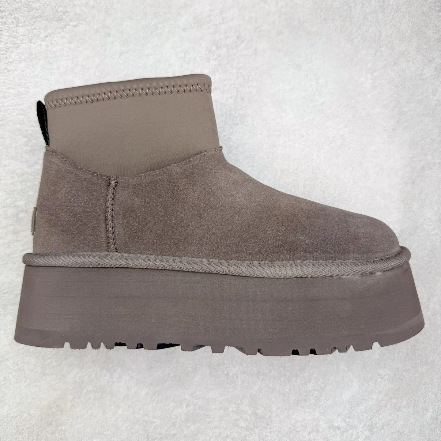 Pick up locally💰520 UGG 8170 classic autumn and winter sheepskin and fur integrated snow boots. Private order price and ingenious positioning. Direct supply from Sangpo eight-year-old factory. Reject high profits. Differentiate pig-killing version. Longfeng A-grade Australian imported sheepskin and fur integrated. Fully follow the ZP process. OEM original pattern maker. Adhere to no original shoes and no development options. Pay attention to every detail. The most authentic version on the market. TREADLITE "light wing" technology outsole. Lightweight/durable/flexible/pile-type suede upper, fine skin-friendly recycled polyester fiber piping, comfortable and easy to care for, good warmth retention, UGG plush™ lining and insole, soft and skin-friendly, comfortable and warm, classic shoe shape with lightweight thick sole, stable and fashionable for autumn and winter street style, Treadlite by UGG light wing outsole, light cushioning, reducing the burden on your feet, comfortable and lightweight, helping you to play easily all day long. Size: 35 36 37 38 39 40 41 Coding: by3936000